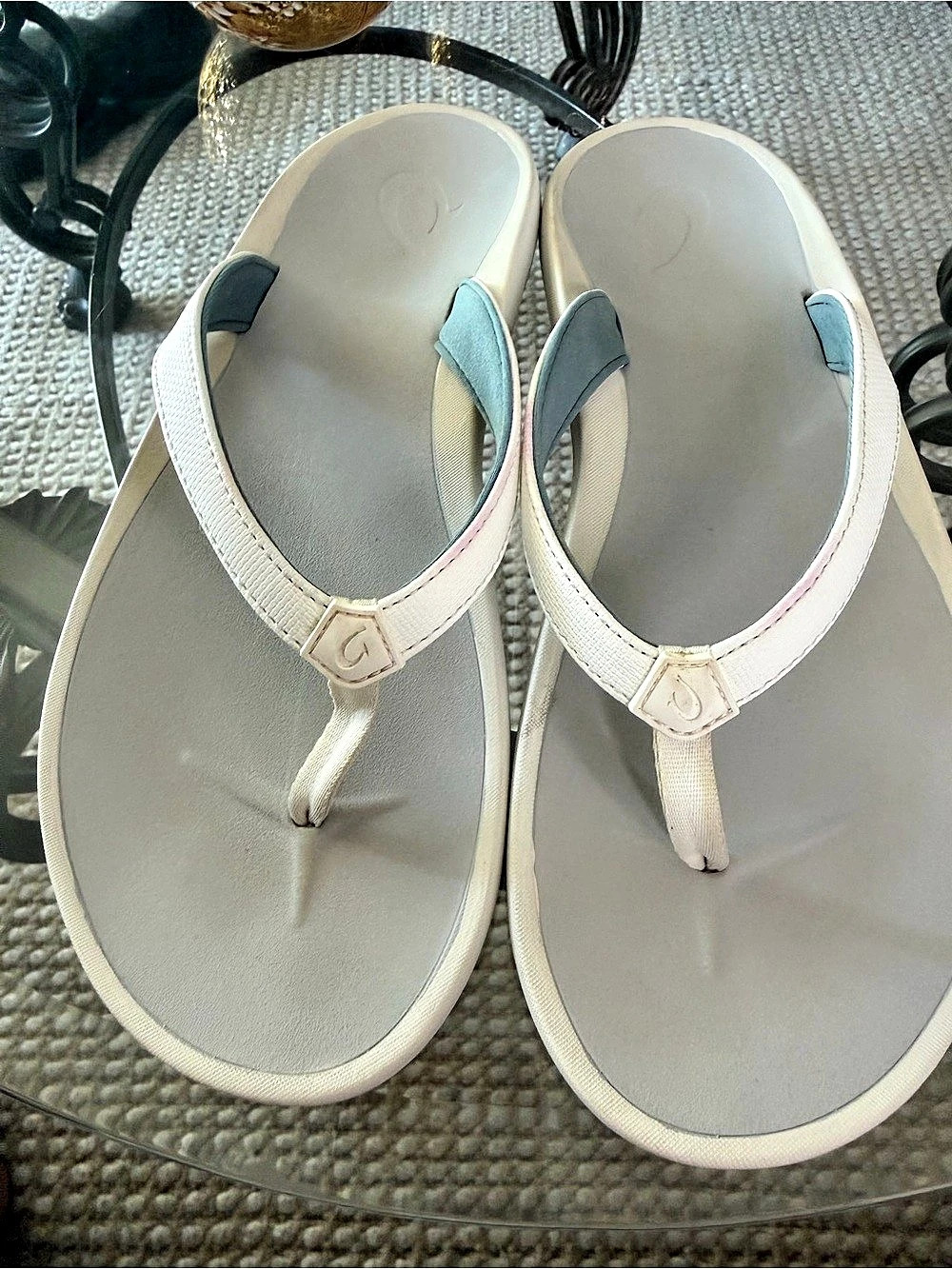 OluKai Pi'oe Flip Flops Sandals White Mist Grey Women’s Size 11